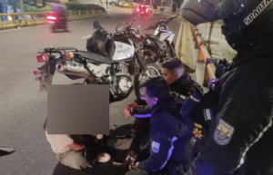 Una mujer con su hija en brazos intentó lanzarse de un puente en el centro de Quito