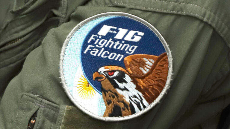 El significado de los parches y pañuelos del Programa F-16 de la Fuerza Aérea Argentina