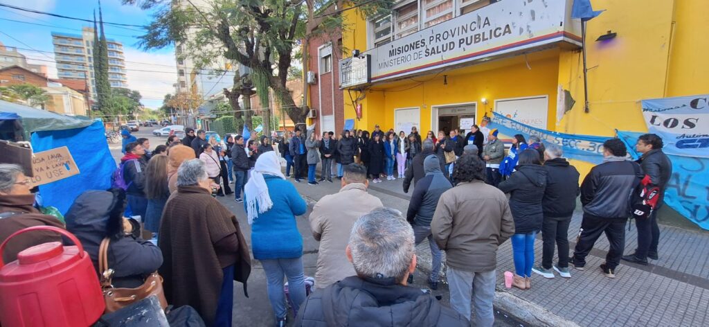 La policía llegó a un acuerdo con el gobierno, personal de salud y docentes esperan la misma suerte