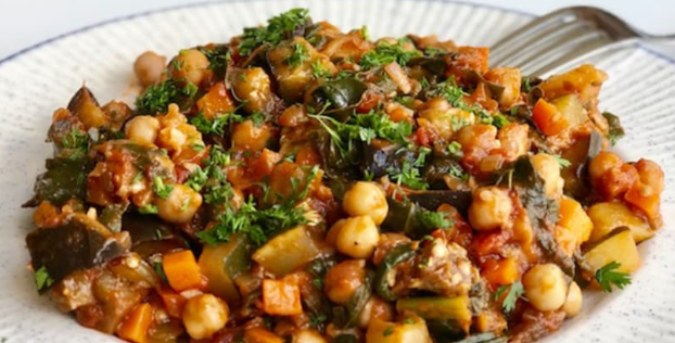 Ensalada tibia de garbanzos y quinoa con vegetales asados