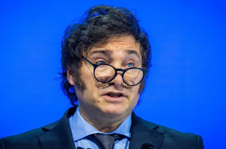 Milei sigue perdiendo jerarcas sin parar, pero no corta los viajes internacionales personales