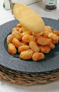 Ñoquis de zanahoria con salsa de queso