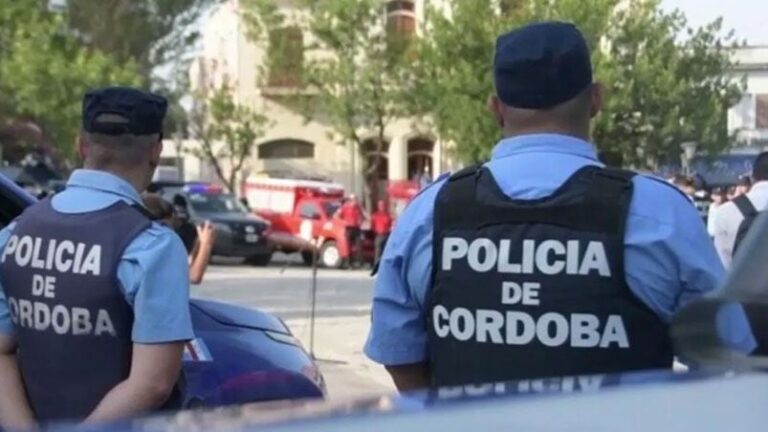 Simuló ser pasajero, le robó a una taxista y cuando estaba por escapar otros tres ladrones lo asaltaron