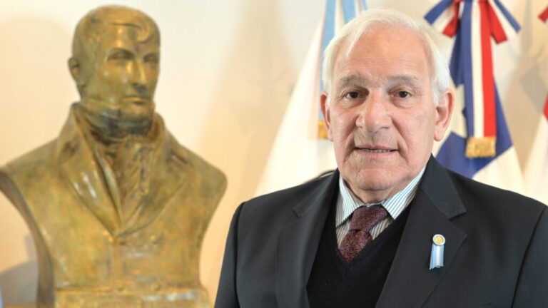 Derribando mitos: todo sobre Manuel Belgrano y la diferencia entre prometer y jurar la Bandera