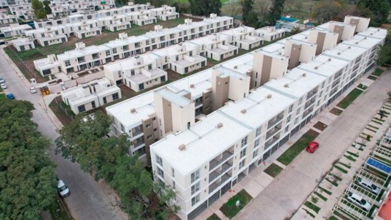 Estafa con el plan Procrear: detuvieron a una policía y un empleado municipal de Morón por engañar a vecinos