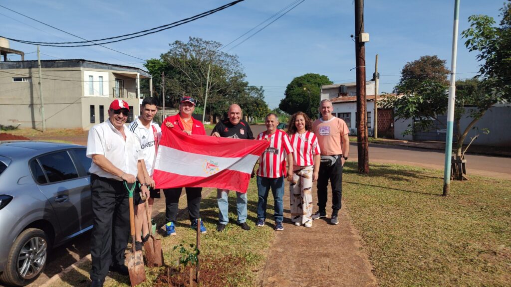 Iguazú: Plantaron árboles en la plazoleta Ramon Carrillo por el día del medio ambiente