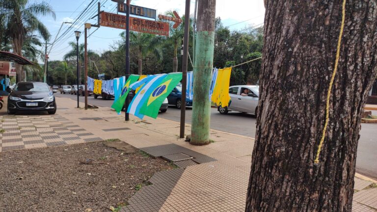 Pasión por el futbol: comenzó la venta callejera de camisetas y banderas en Iguazú