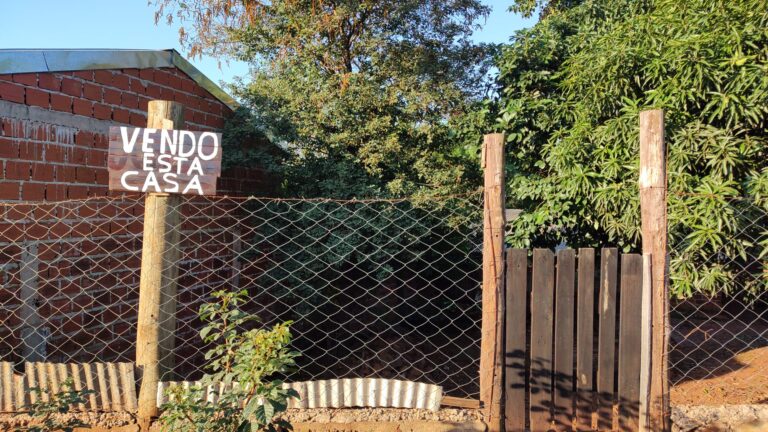 Puso en venta su casa porque su vecino le apedrea el techo todas las noches