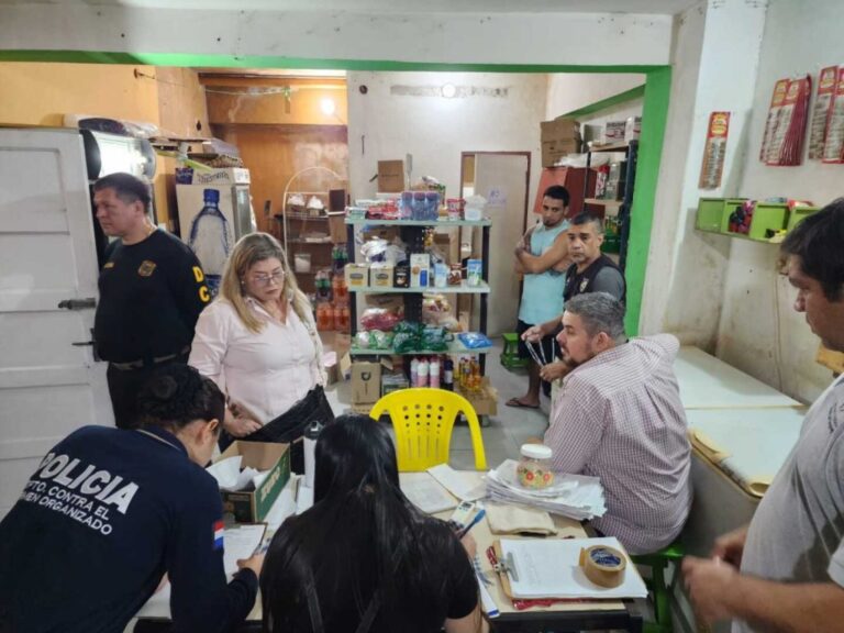 Detienen a guardiacárcel y a otro ex funcionario de Tacumbú por caso de extorsión tras las rejas