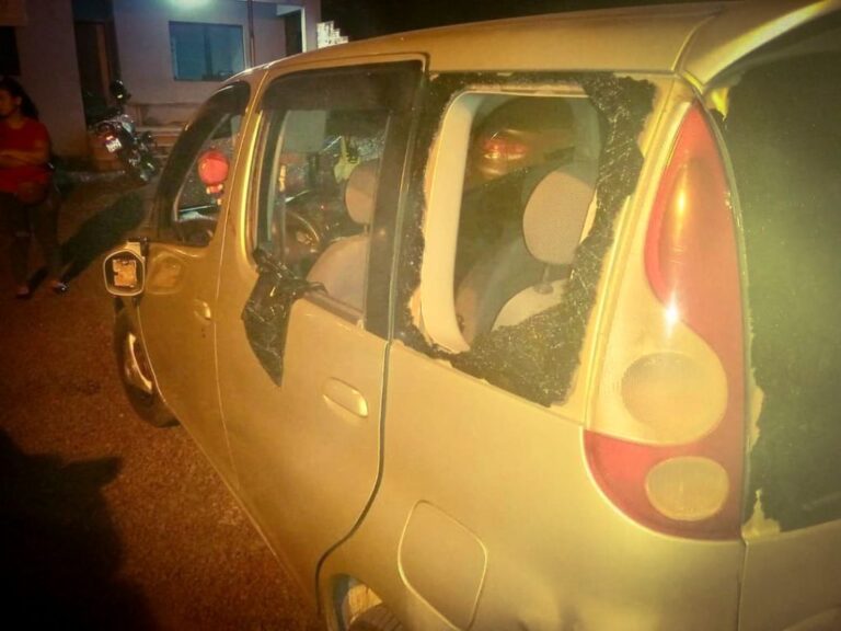 Reventó el vehículo de su pareja al encontrarla en cancha de vóley con sus hijos