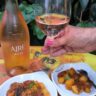 Patatas guisadas con chorizo, un clásico en forma de tapa, acompañadas con vino Aires Rosé de Protos