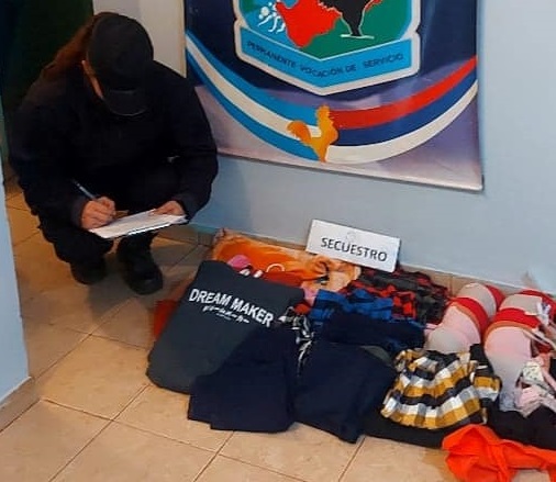 Fue detenido tras ser sorprendido llevando prendas de vestir de dudosa procedencia