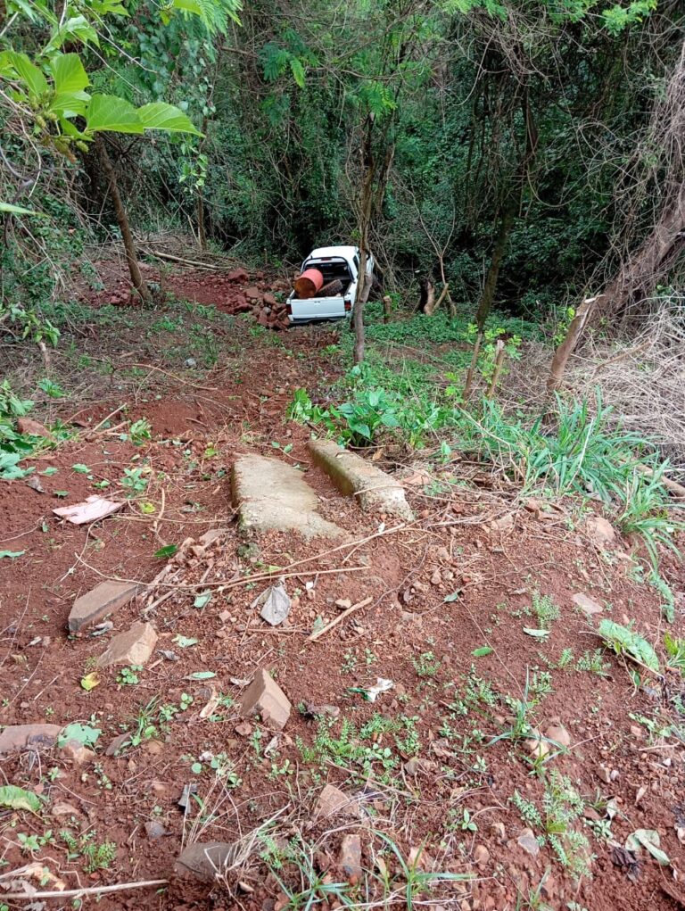 Iguazú: Perdió el control de su camioneta y casi terminó en el arroyo
