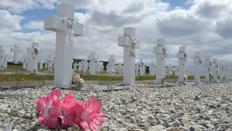 Malvinas: las historias de patriotismo que descansan en el Cementerio de Darwin