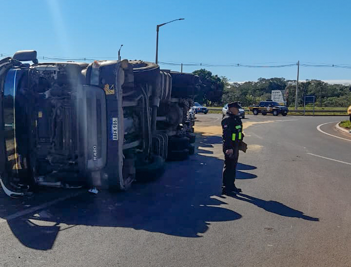 Camión cargado con más de 32 toneladas de harina de soja vuelca en Coronel Oviedo