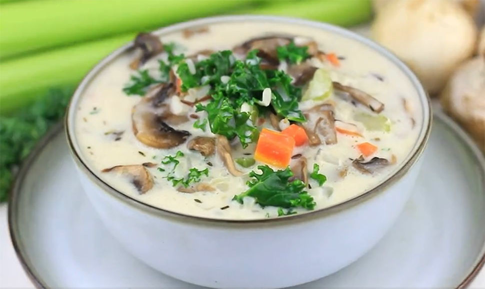 Sopa de champiñones, espinaca, jengibre y arroz yamaní para fortalecer tu sistema inmunológico