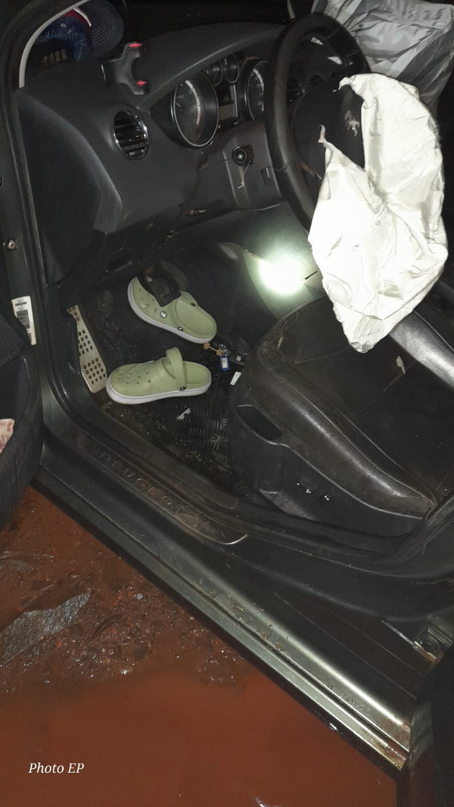 Iguazú: Colisionó contra un poste y fue auxiliado por los vecinos