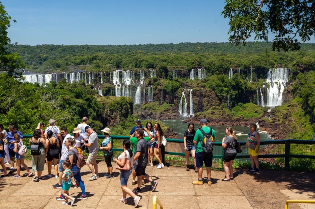 Plata para Argentina: Después de los brasileños, los argentinos son los que más ingresar a Cataratas lado brasilero