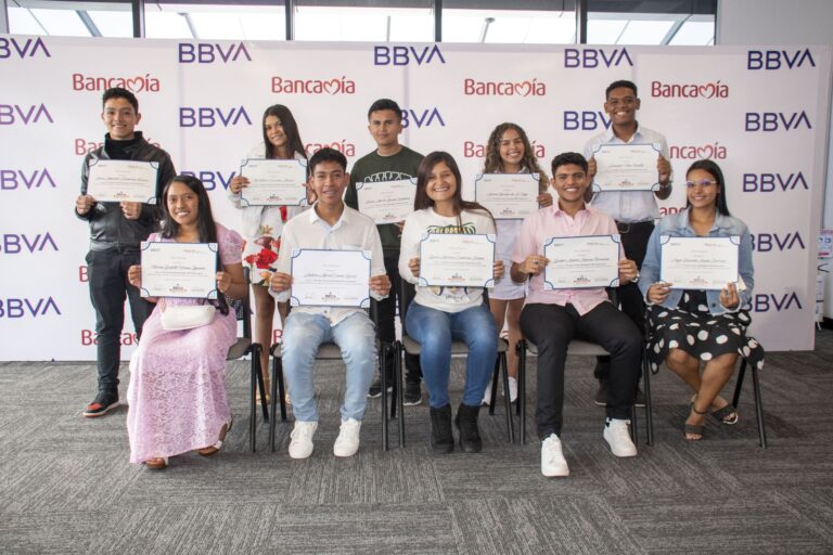BBVA y Bancamía entregarán becas universitarias a hijos de microempresarios vulnerables