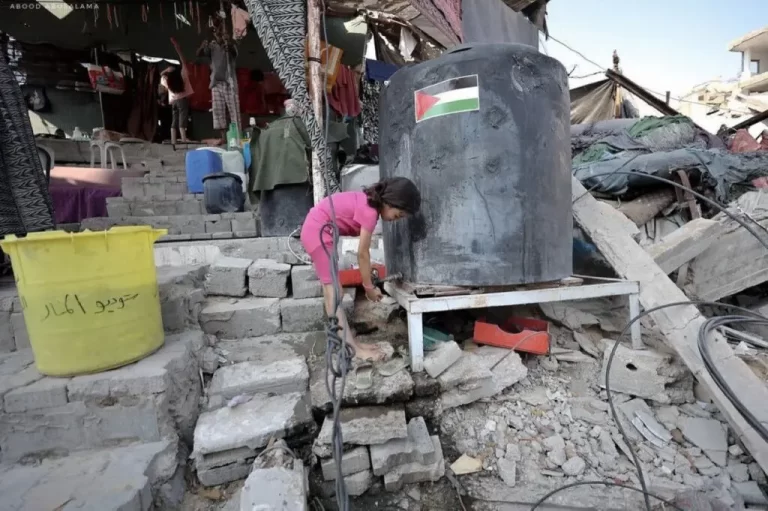 Israel ultima a 30 palestinos en escuela que albergaba a desplazados