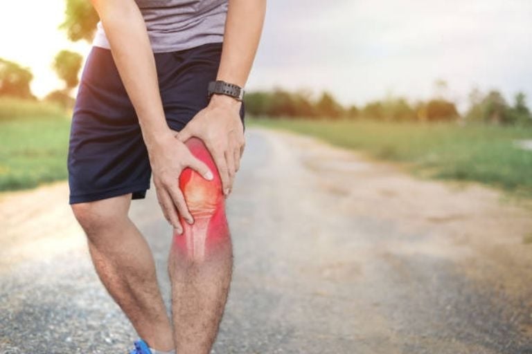 Olvídate del dolor de rodilla gracias a esta fruta que promueve la producción de colágeno y cuida de tus articulaciones