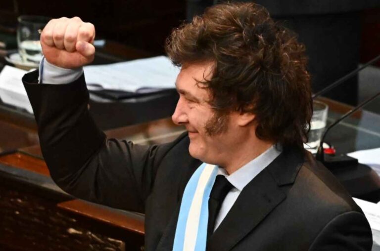 La era Milei: El dólar blue supera los .400, el riesgo país se dispara y los bonos y acciones caen