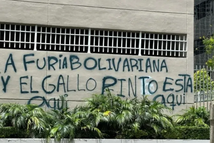 Ofrecen $25.000 dólares de recompensa por responsables de pintadas a favor del chavismo en Miami