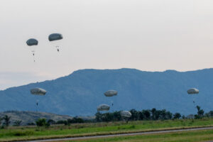 Ejércitos de los EE. UU. y Colombia mejoran su interoperabilidad durante el Ejercicio de Infiltración Aerotransportada HYDRA III