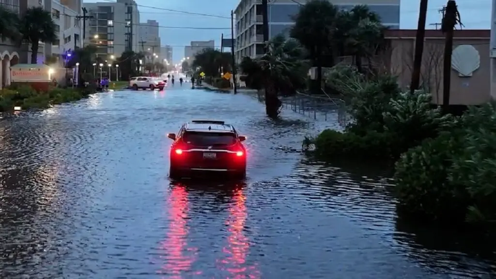 Tormenta tropical Debby vuelve a tocar tierra entre amenazas de aguaceros