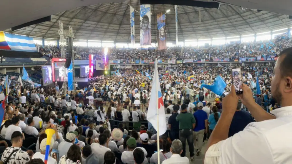 Oposición ecuatoriana elige a Luisa González como candidata presidencial para elecciones de 2025