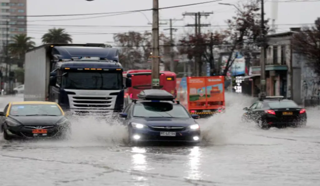 Cerca de dos mil personas damnificadas por las lluvias en Chile