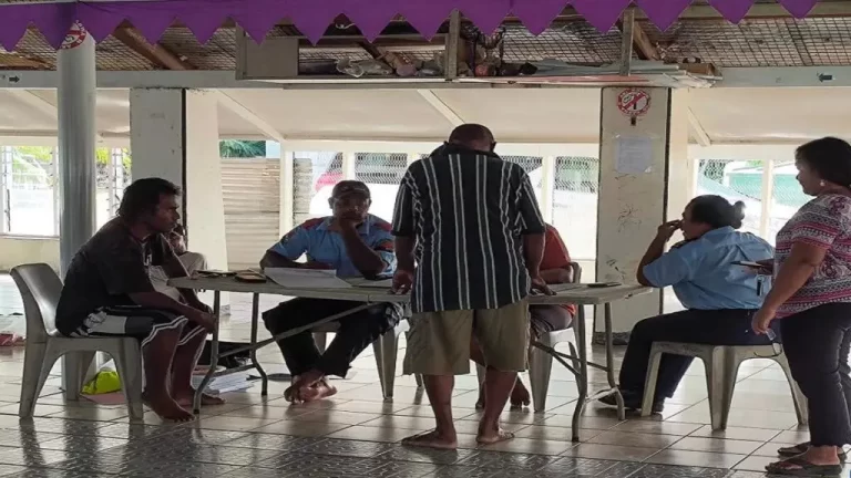 Votantes de Kiribati acuden a las urnas a elegir su Parlamento