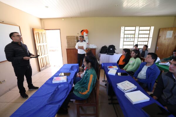 Comunidad indígena celebra 45 años y avanza hacia la innovación educativa con tecnología