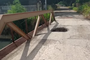 Urge reparar unas troneras en puente en Cabimas: vecinos temen un desplome