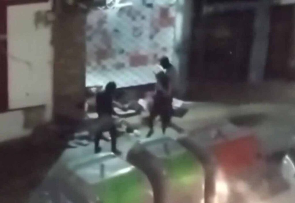 Cuatro sujetos agredieron violentamente a una persona en situación de calle en el centro de Montevideo