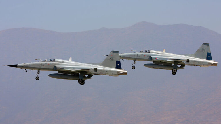 Cómo son los aviones F-5 que Chile desplegó en la Patagonia tras detectar un tránsito aéreo irregular