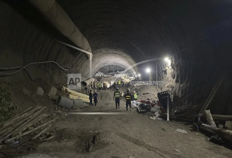 Rescatistas recuperan 3 cuerpos de un túnel en Tailandia