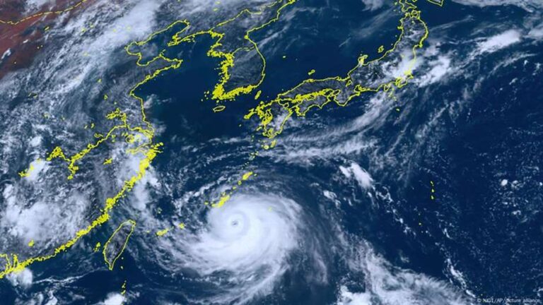 Un fuerte tifón avanza en dirección a Japón