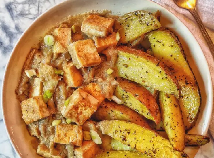 Tofu al curry con papas españolas asadas