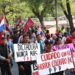 Ciudadanos protestan contra el presidente paraguayo Santiago Peña