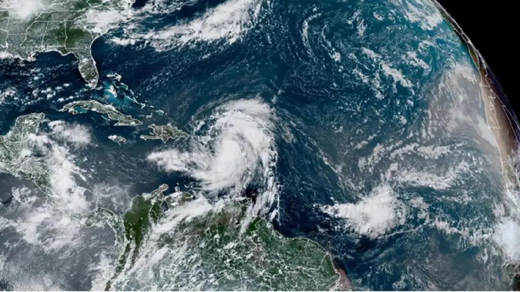 Tormenta tropical Ernesto se fortalece y deja daños en Puerto Rico