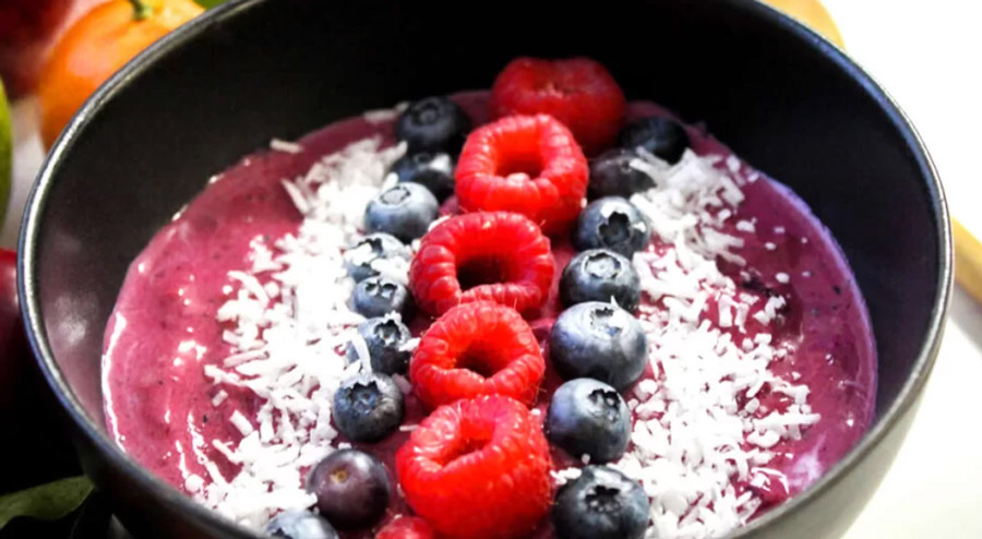 Este tazón de açaí con semillas de chía y fruta fresca es el mejor aliado para sentirte saciado