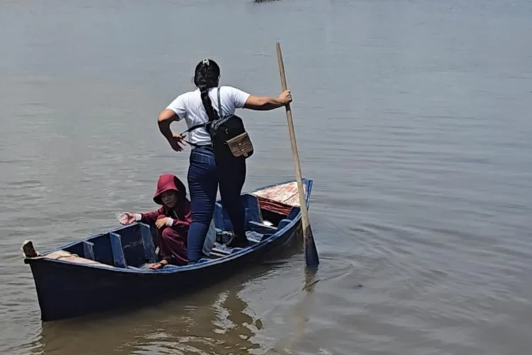 Cincuenta dólares mensuales cuesta el transporte escolar en la laguna de Sinamaica