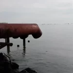 Derrames petroleros y basura contaminan la Costa Oriental del Lago