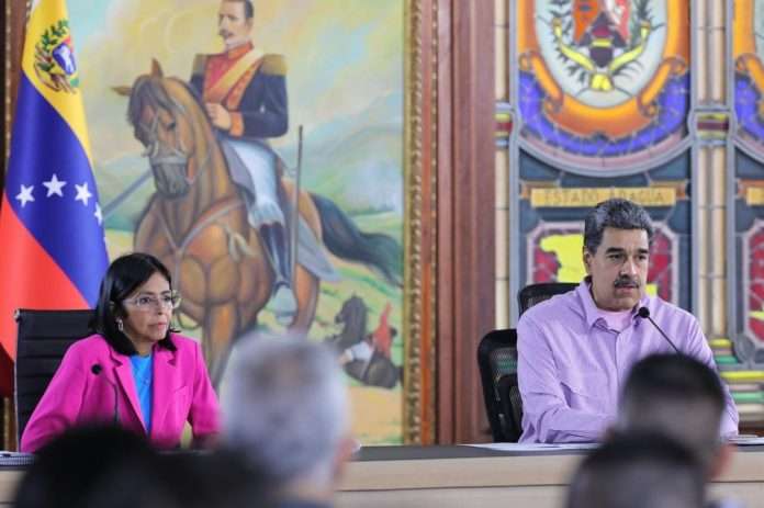 Presidente-Maduro-con-la-vicepresidenta-Delcy-Rodriguez-696x463