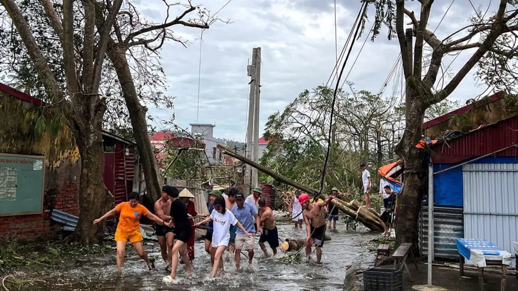 Autoridades vietnamitas elevan a 65 la cifra de muertos por el paso del tifón Yagi