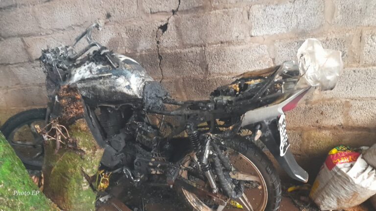 Recuperó la libertad, incendió la motocicleta de su padrastro y fue nuevamente detenido