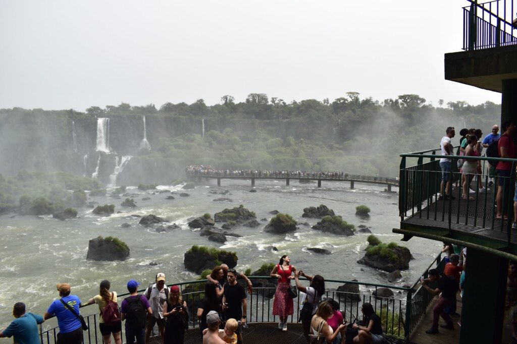 Brasil va a las urnas y se modifican los horarios de los atractivos turísticos de Foz do Iguazú