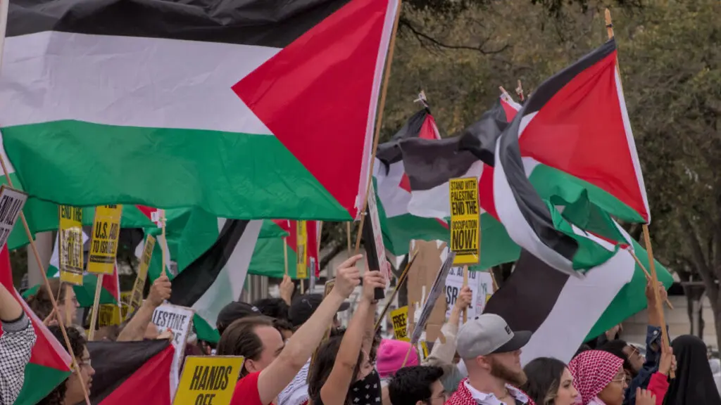 Policía alemana detiene a niño por portar la bandera palestina