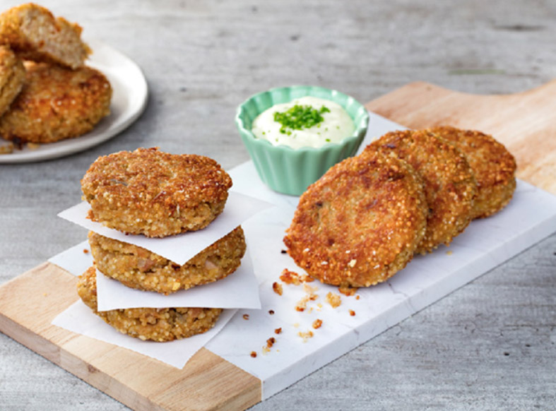 Almuerzo vegetariano: bocados de coliflor y quinoa con salsa tahini, liviano y nutritivo